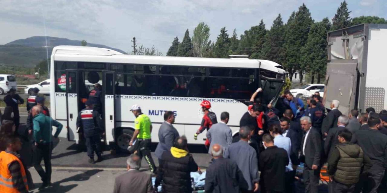 Minibüs Kamyona Çarptı