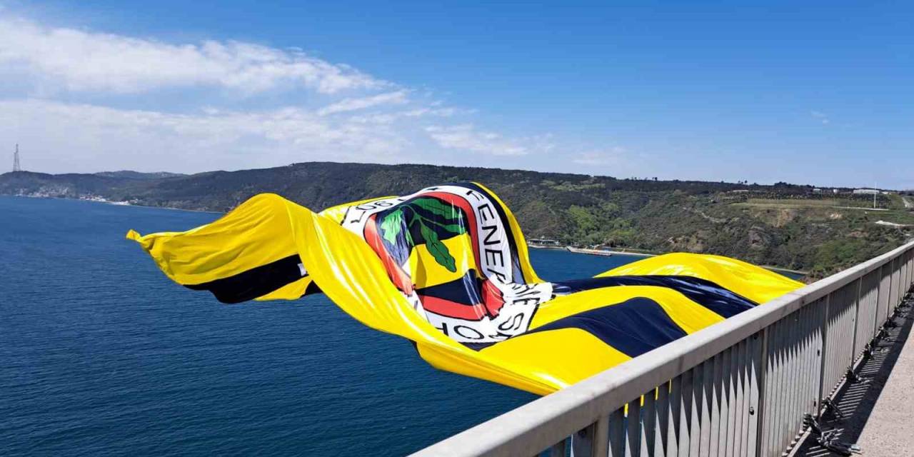 İstanbul’da Köprülere Fenerbahçe Bayrakları Asıldı