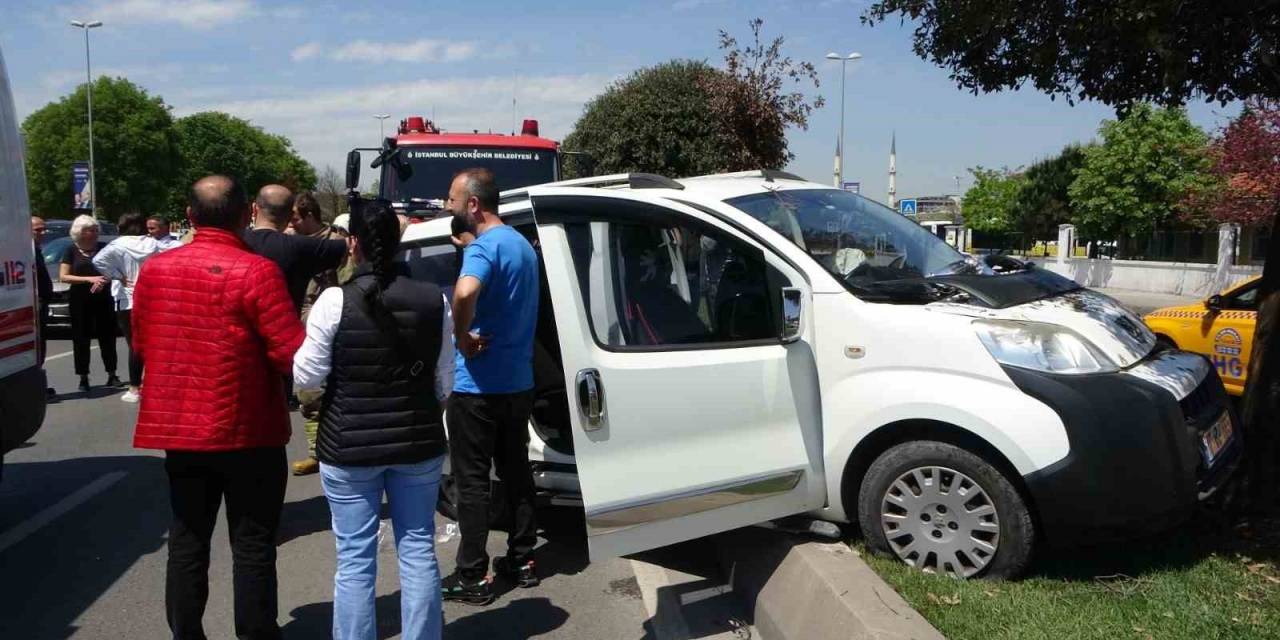 Pendik’te 2 Araç Çarpıştı: 1’i Bebek 4 Yaralı