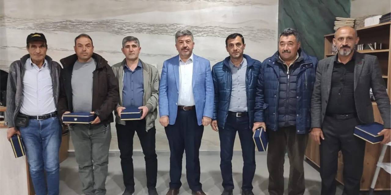 Gediz’de Emekliye Ayrılan Belediye Personeline Veda Yemeği