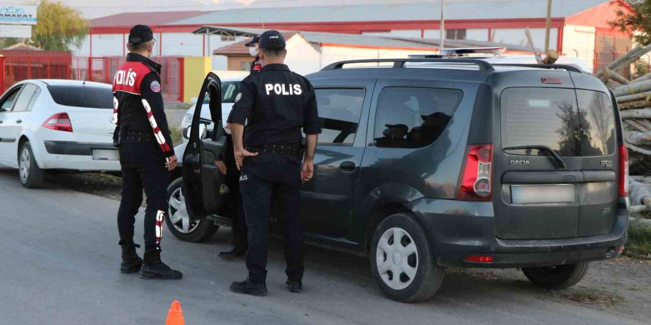Erzincan’da Nisan Ayında 60 Aranan Şahıs İle 50 Kaçak Göçmen Yakalandı