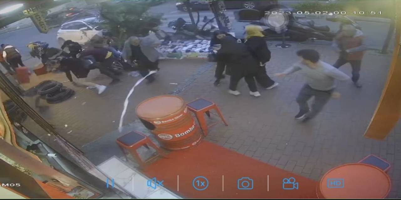 İstanbul’da Dehşet Anları Kamerada: Araç Yayaların Arasına Daldı