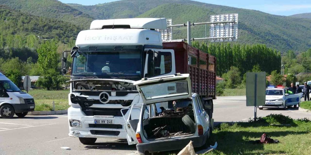 Tokat’ta Tır İle Otomobilin Çarpıştığı Kazada; Tır Şoförü Gözaltına Alındı