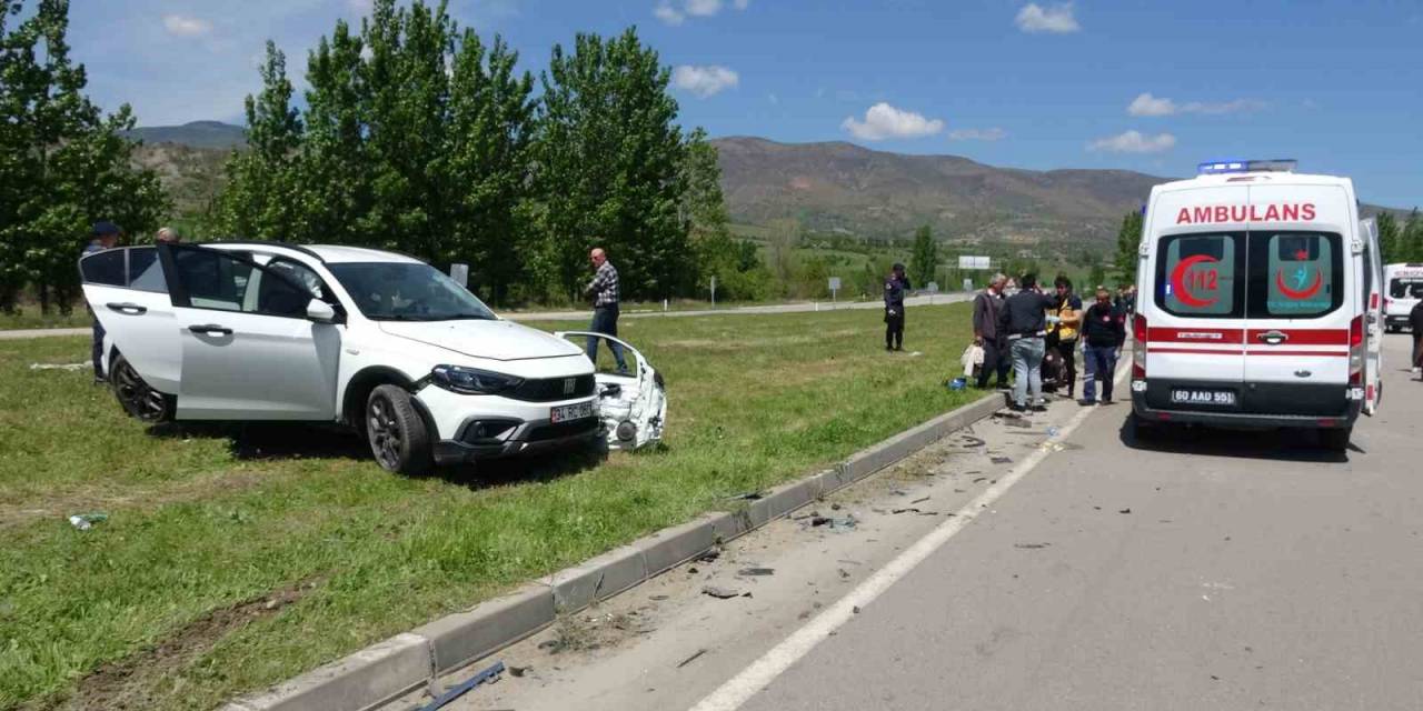 Tokat’ta Servis Aracı Ve Otomobil Çarpıştı: 12 Yaralı