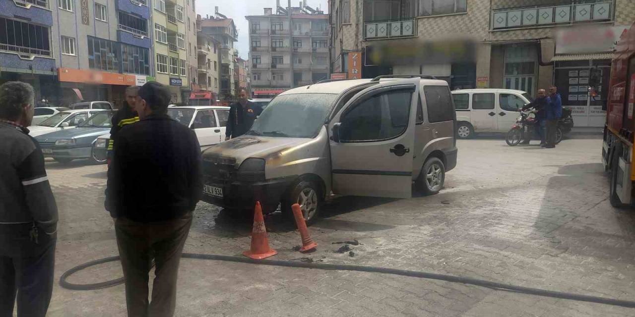 Park Halindeki Hafif Ticari Araçta Yangın