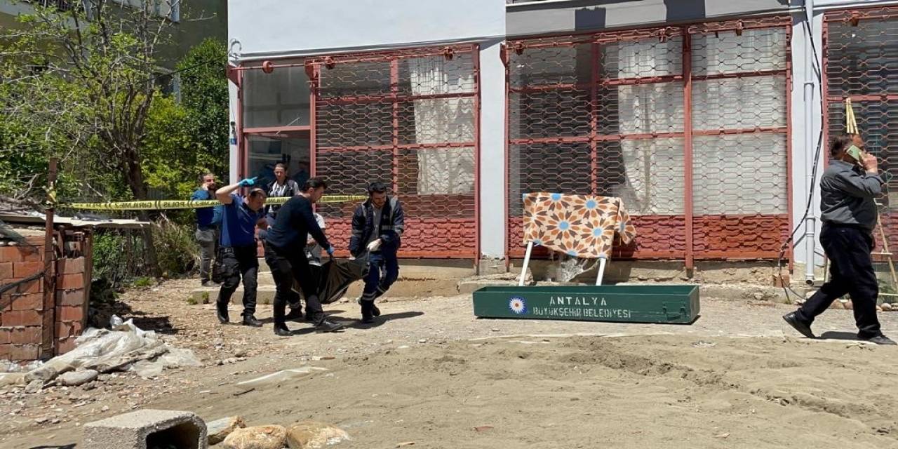 Çalıştığı Kahvehanede Ölü Bulundu