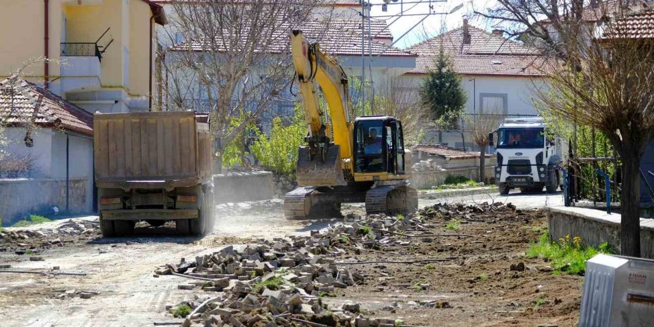 Akdağmadeni’nde Yol Yenileme Çalışması Sürüyor