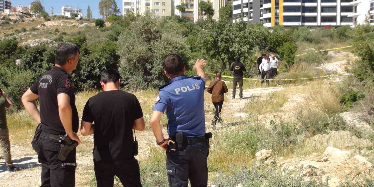 Mersin’de Toprak Kazan Kadın El Bombası Buldu