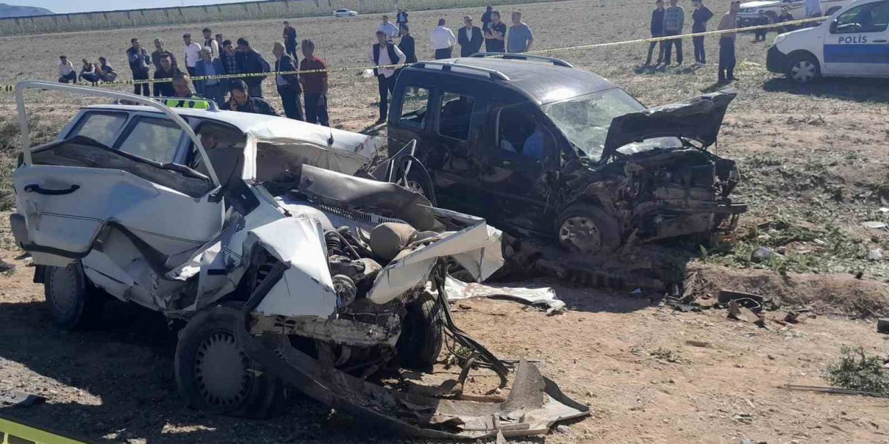Konya’da Hafif Ticari Araç İle Otomobil Çarpıştı: 5 Ölü, 2 Yaralı
