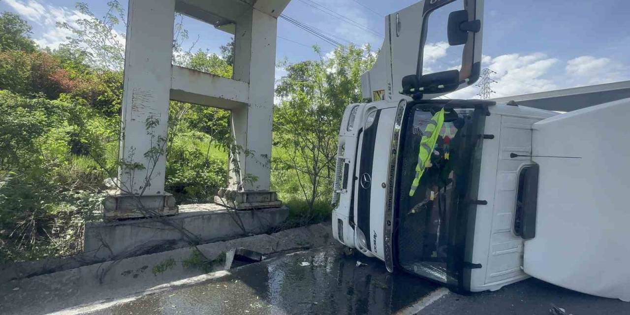 Arnavutköy’de Otomobilin Çarptığı Kamyon Yan Yattı: 1 Yaralı