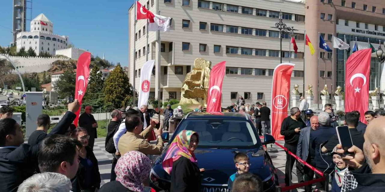 Keçiören’de Vatandaşların Beğenisine Sunulan Togg Yoğun İlgi Gördü