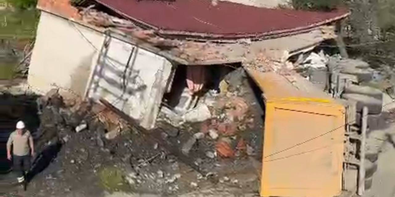 Freni Patlayan Taş Yüklü Kamyon Evi Yıktı