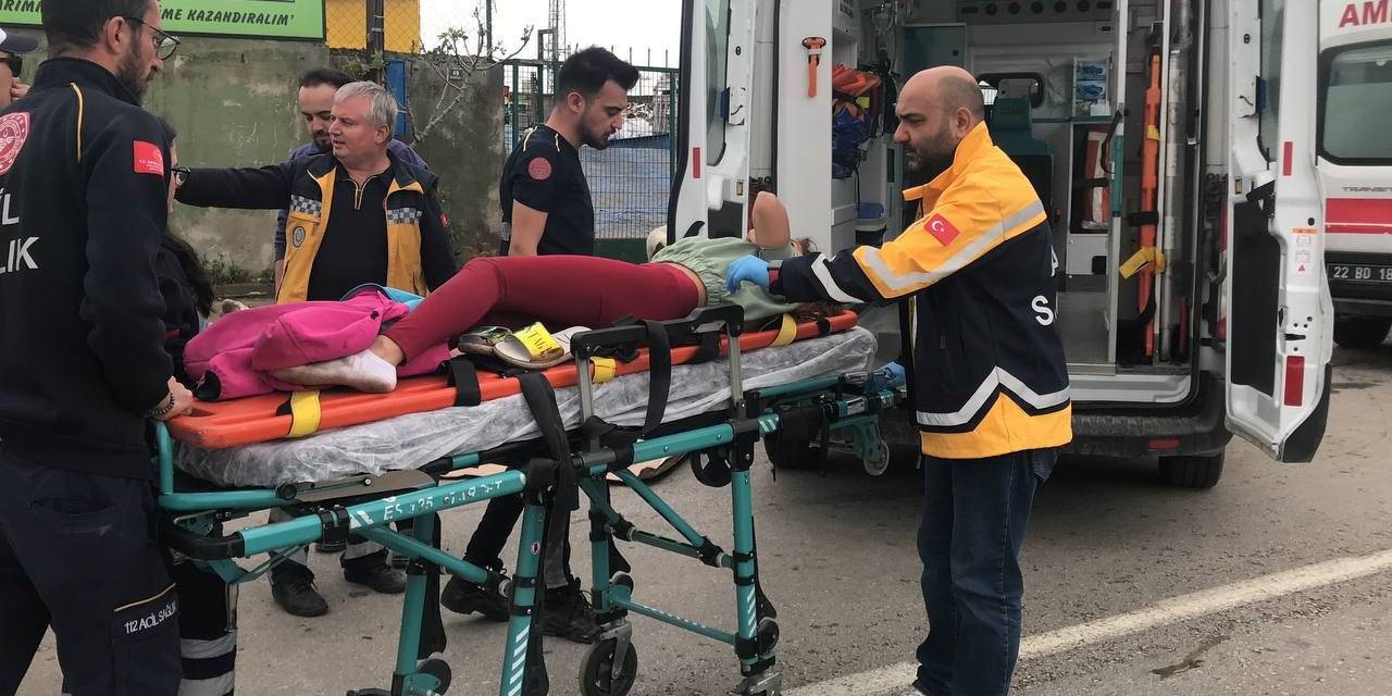 Edirne’de Köpeklerin Saldırdığı Motosikletli Otomobille Çarpıştı: 2 Yaralı