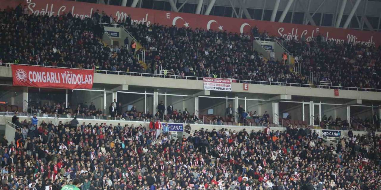 Sivassporlu Taraftarlar Stadyumun Büyük Bölümünü Doldurdu