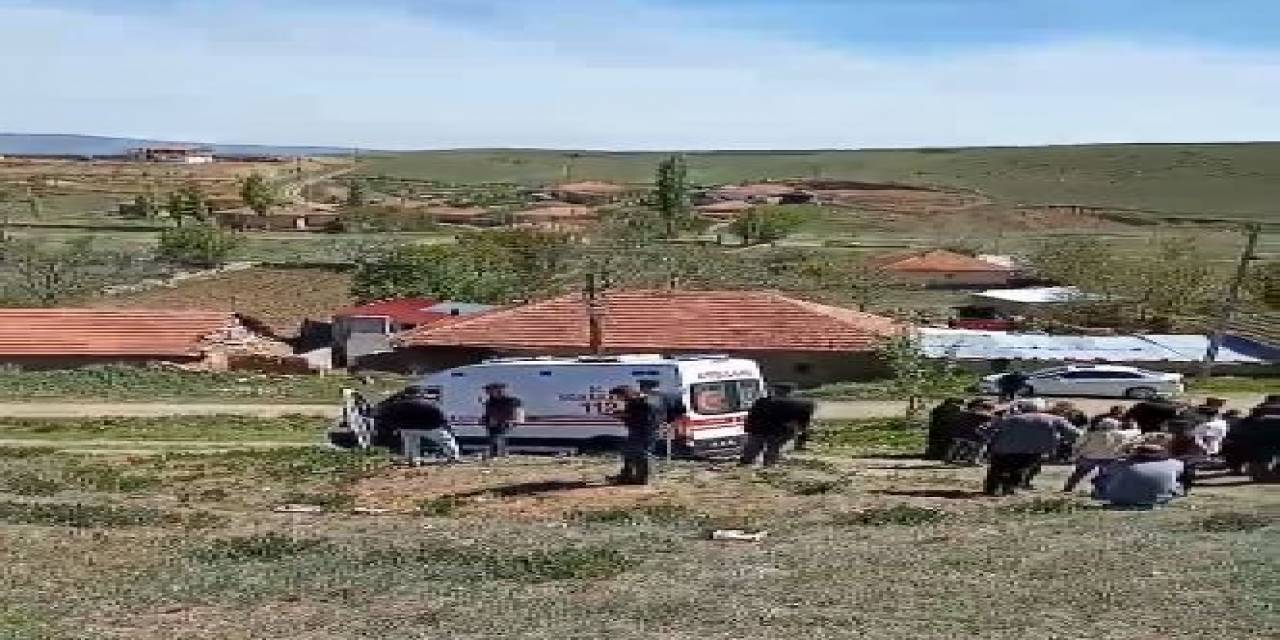 Cenaze Çıkışı Kabusu Yaşadılar: Otomobil Kalabalığa Daldı, 6 Kişi Yaralandı
