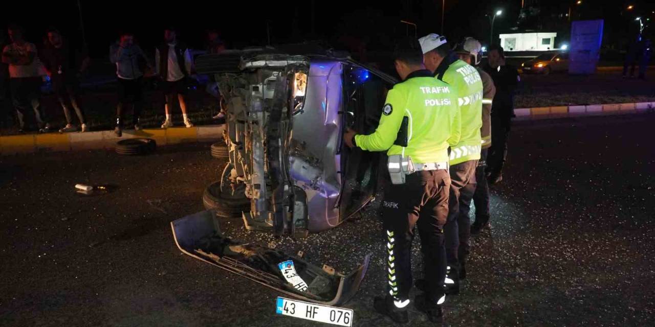 Balıkesir’de Elektrik Direğine Çarparak Takla Atan Minibüsteki 3 Kişi Yaralandı