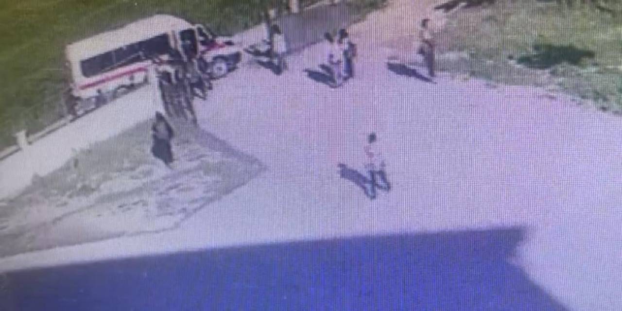 Öğrencilerin Servisine Binen Yaşlı Adam Minibüsün Altında Can Verdi