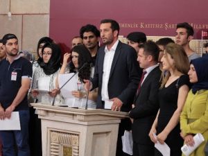 Atanamayan Öğretmenler Mecliste Diplomalarını Yırttı