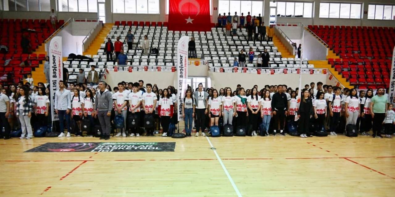 Osmaniye’de, 96 Spor Kulübüne Nakdi Yardım Ve Malzeme Dağıtımı Yapıldı