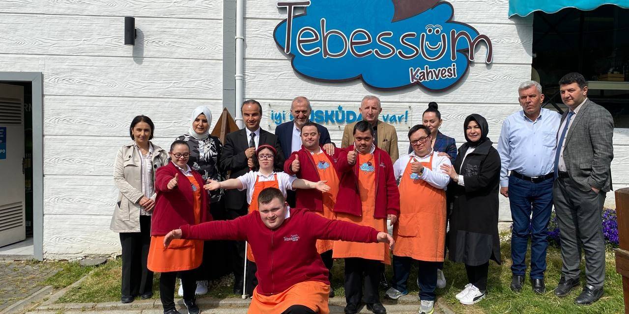 Ak Partili Görme Engelli Milletvekili Adayı Cemal Donat, Üsküdar’da Down Sendromlu Çalışanlar İle Buluştu