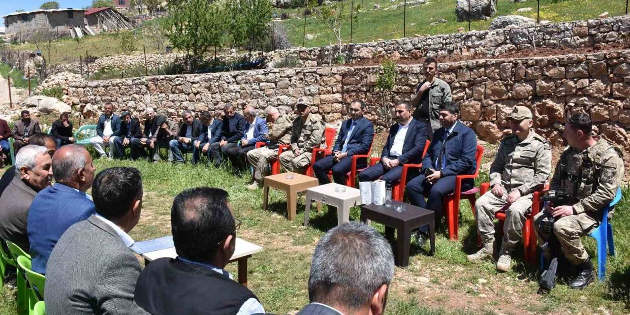 Köylüye Devletin Şefkat Elini Her Daim Hissettiren Vali Hacıbektaşoğlu, Köy Sakinleriyle Bir Araya Geldi