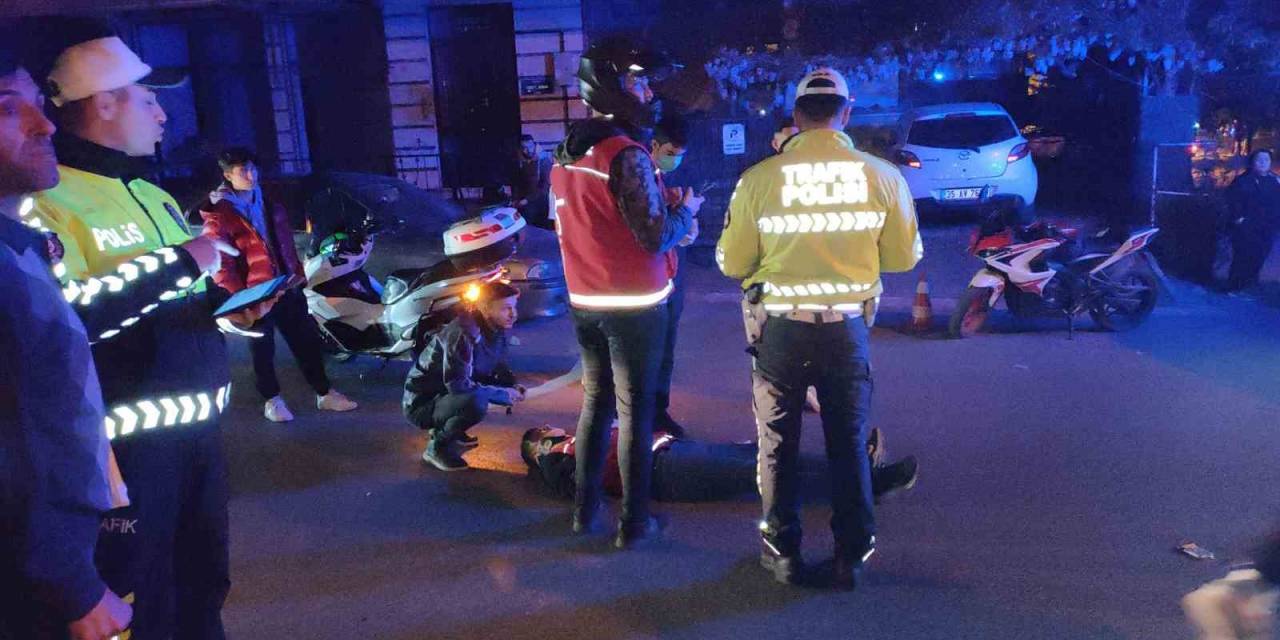 Otomobille Çarpışan Motosikletli Kurye Yaralandı