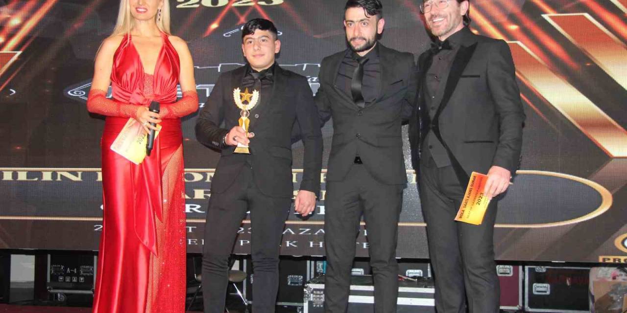 Onur Özsert’e Yılın Fenomen Katmercisi Ödülü