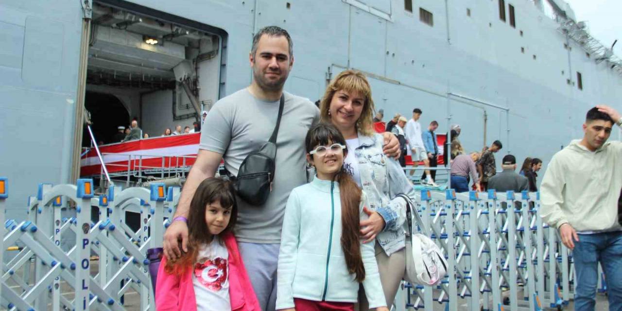 Yağmurlu Havaya Rağmen Tcg Anadolu’ya İzmir’de Yoğun İlgi