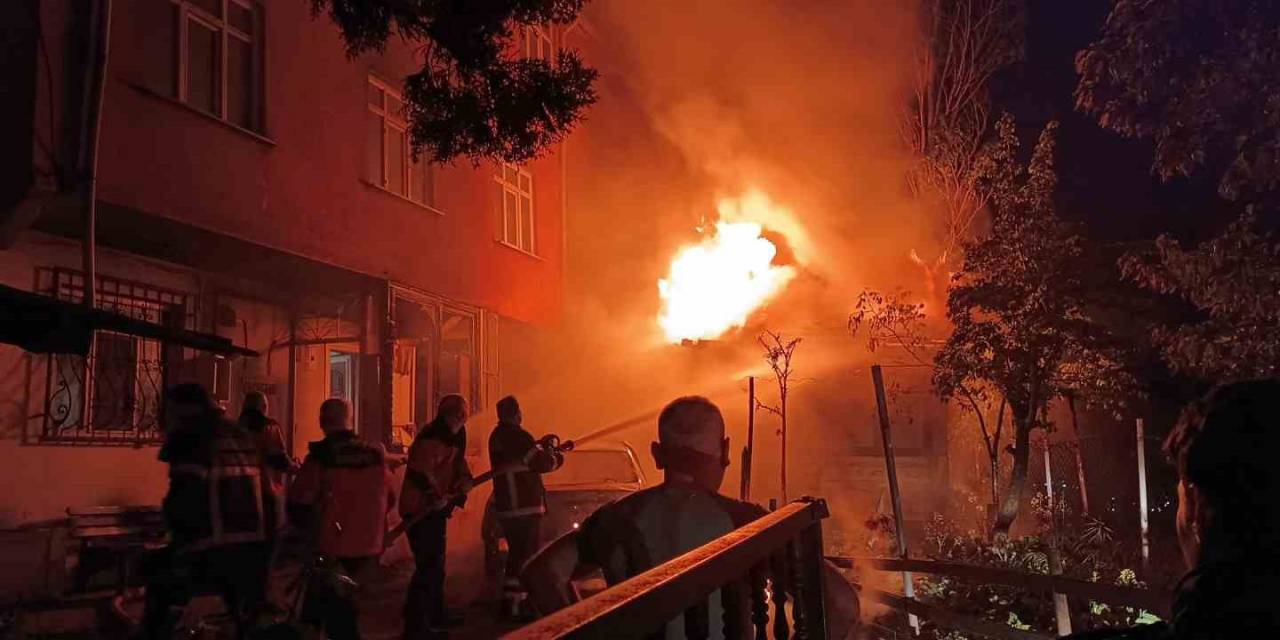 Annesini Hastaneye Götürmek İçin Emanet Aldığı Araç Alev Topuna Döndü