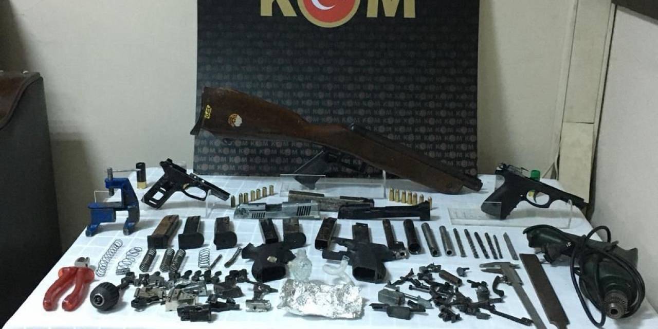 Silah Satıcısı İzmir Polisi Tarafından Yakalandı