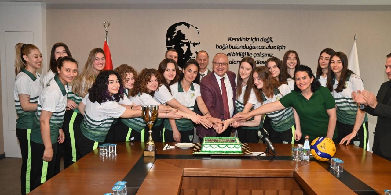 Başkan Ergün, Şampiyon Olan Voleybolcularla Buluştu