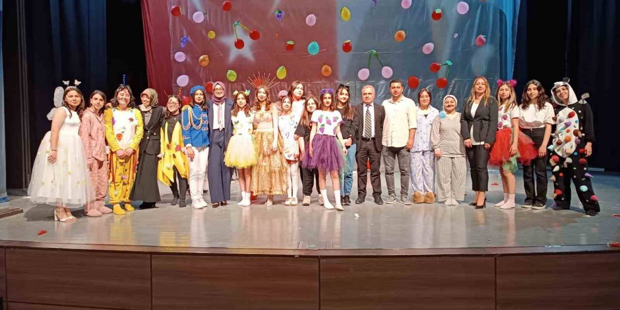 “meyvetopya“  Tiyotrosu Büyük İlgiyle İzlendi