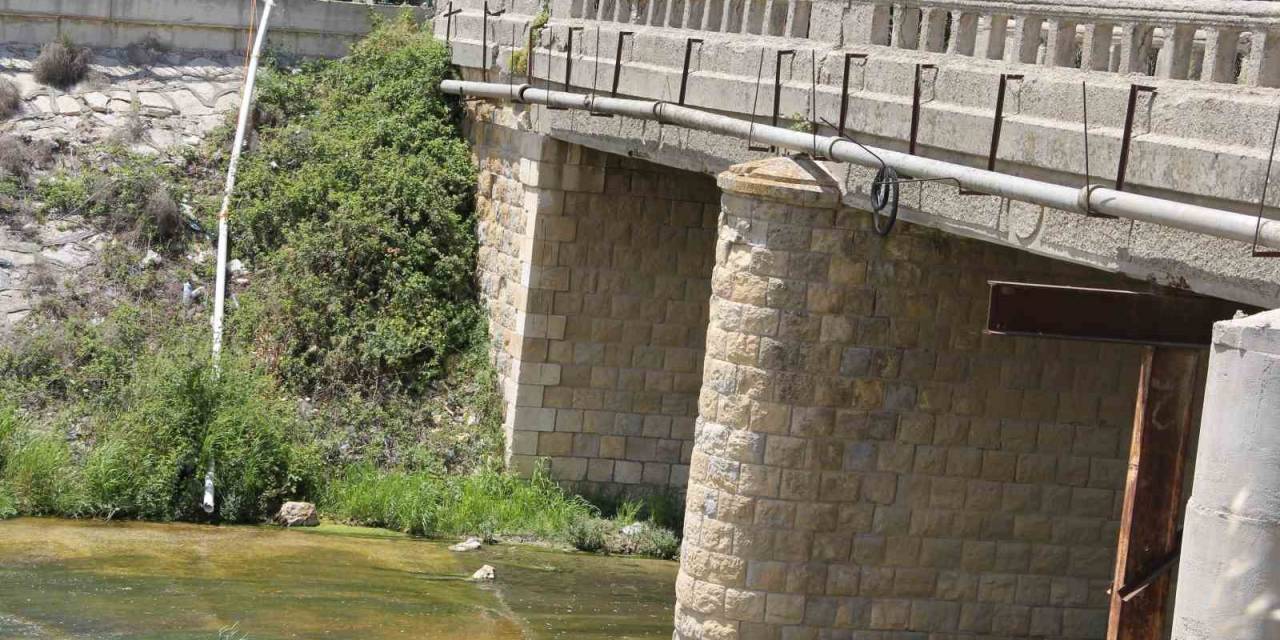 Depremde 200 Yıllık Tarihi Köprü Ayakta Kaldı