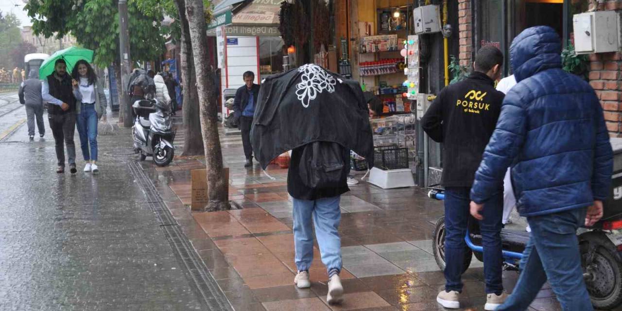 Eskişehir’de Sağanak Yağmur Etkili Oldu