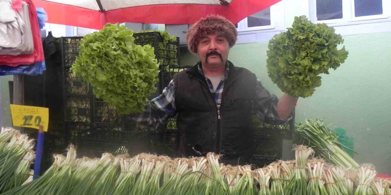 Perşembe Pazarında Ucuz Satılan Yeşilliğe Bile Rağbet Yok