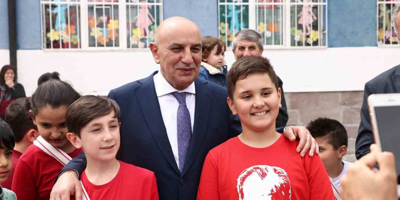 Geleceğin Müzisyenleri İçin Kalaba İlkokuluna Enstrüman Desteği