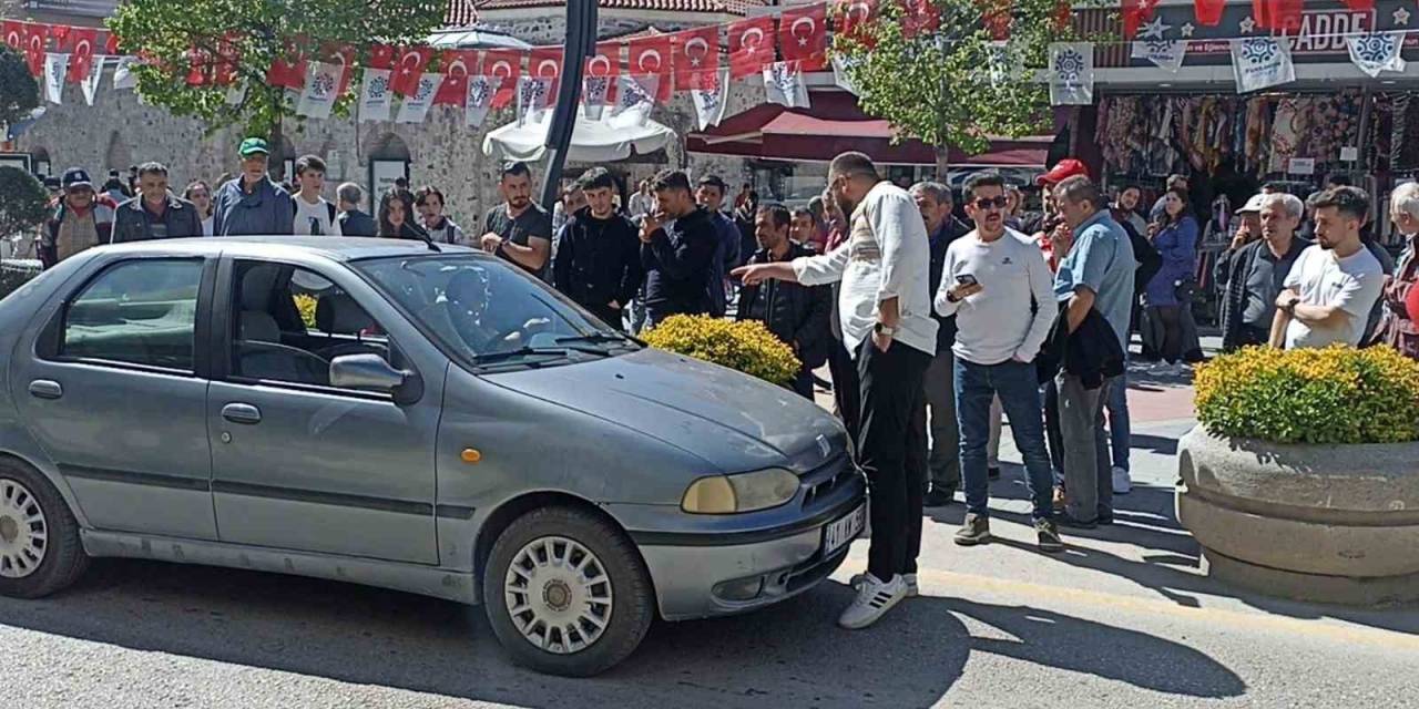 Kendisine Yol Vermeyen Otomobilin Önünden Dakikalarca Çekilmedi