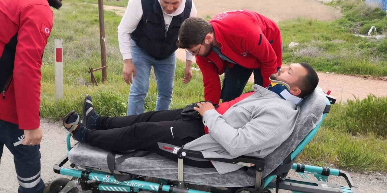Otomobil Kamyonete Çarptı: 2 Yaralı