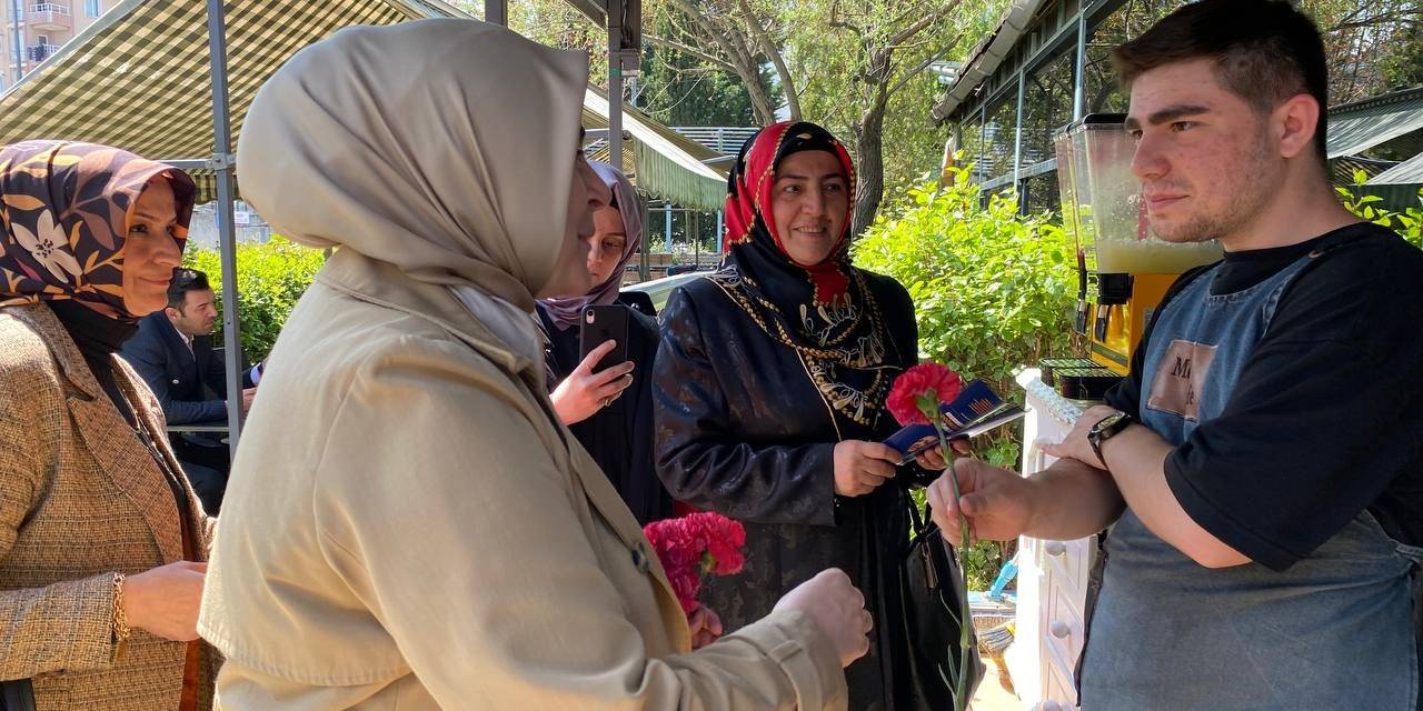 Ak Parti Vekil Adayı Tuğba Işık Ercan, Sancaktepe’de Karanfil Dağıttı