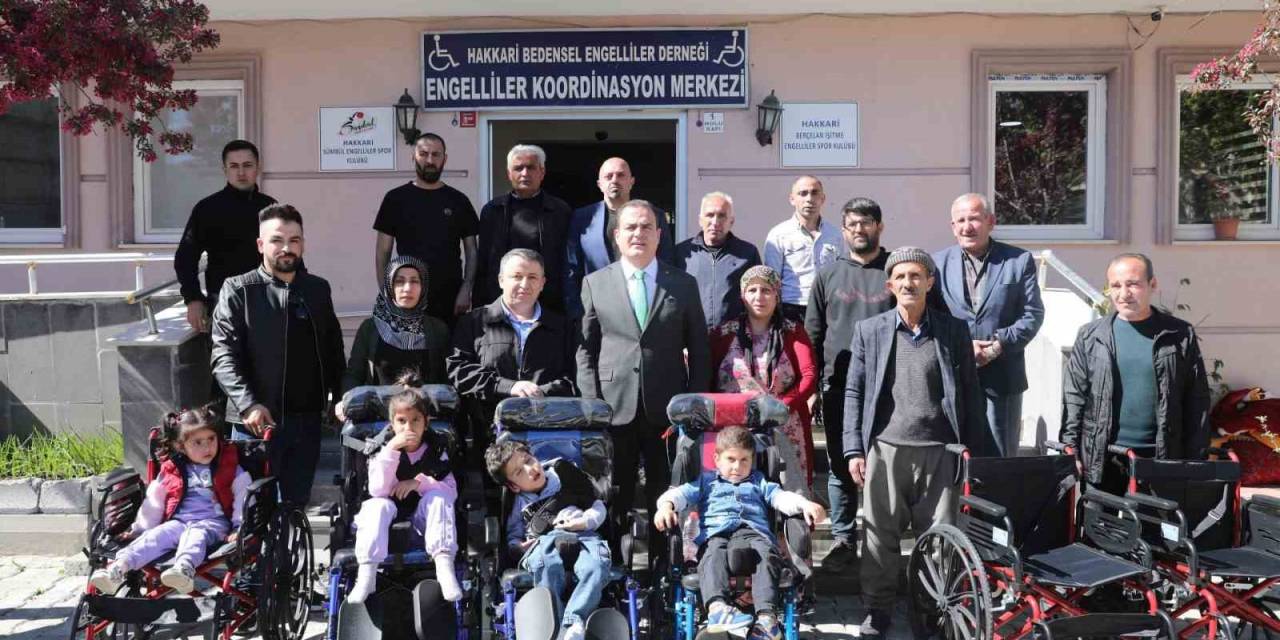 Vali Akbıyık Engellilere Sandalye Dağıttı