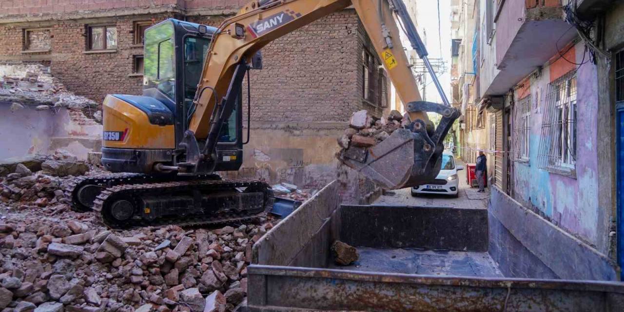 Bağlar’da Metruk Yapıların Yıkımı Devam Ediyor