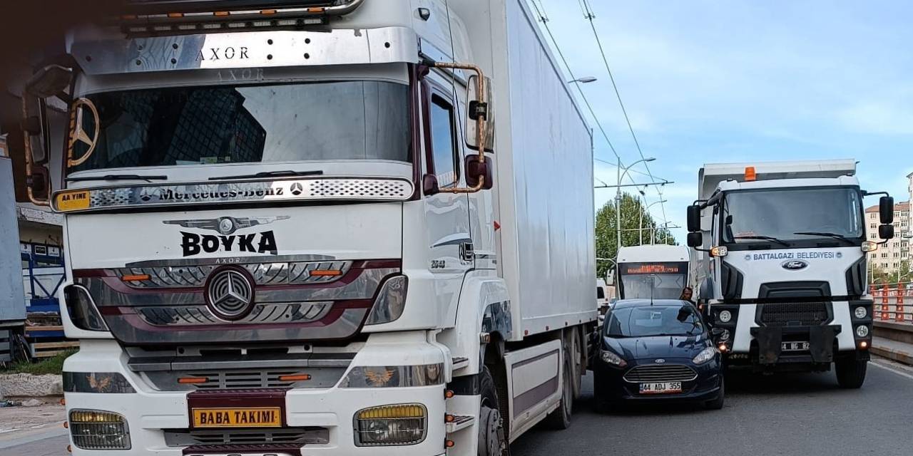 Malatya’da İlginç Kaza: Seyir Halindeki İki Aracın Arasına Sıkışan Otomobil Trafiği Felç Etti