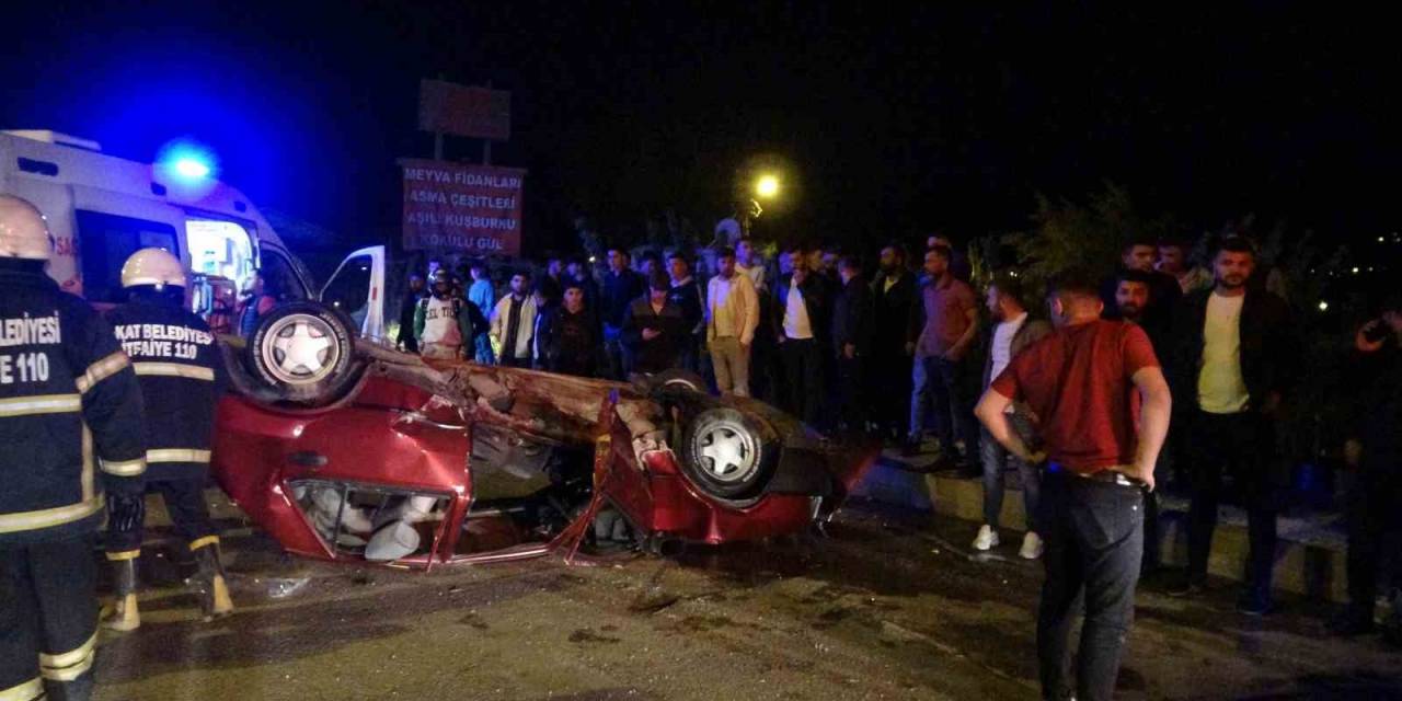 Meraklı Kalabalık Takla Atan Aracı El Birliğiyle Çekiciye Yükledi