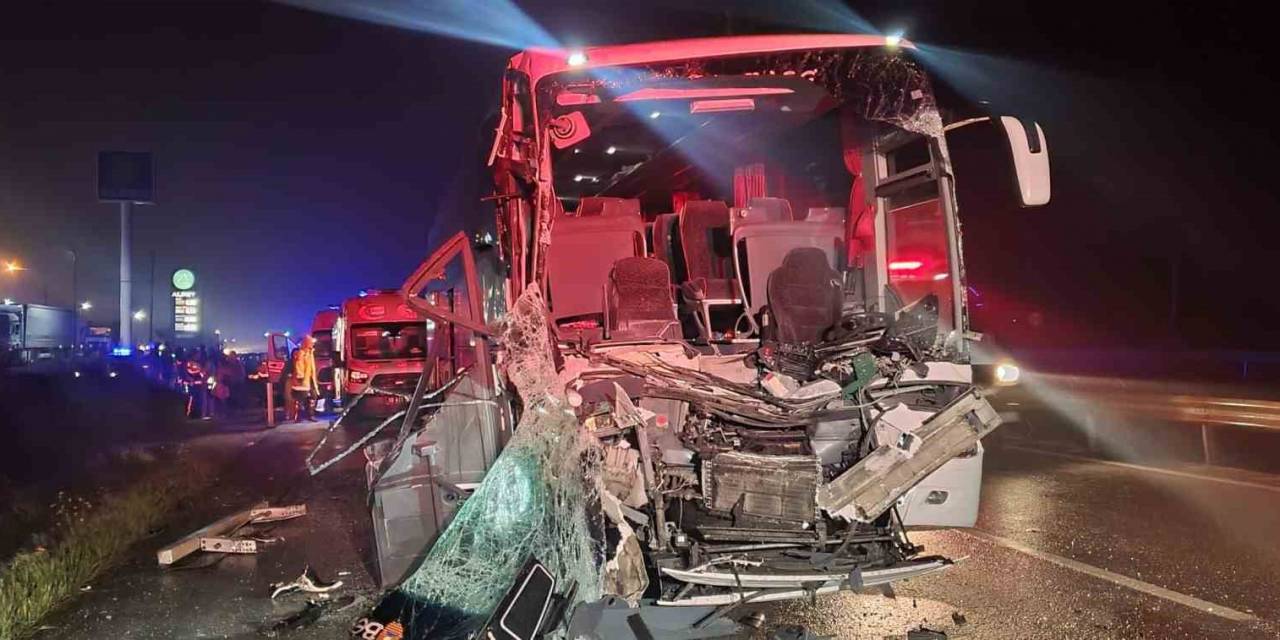 Susurluk’ta Otobüs Tıra Arkadan Çarptı