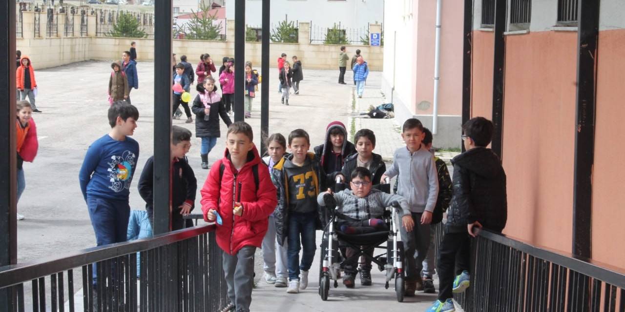 Kendileri Küçük Yürekleri Büyük Çocuklar