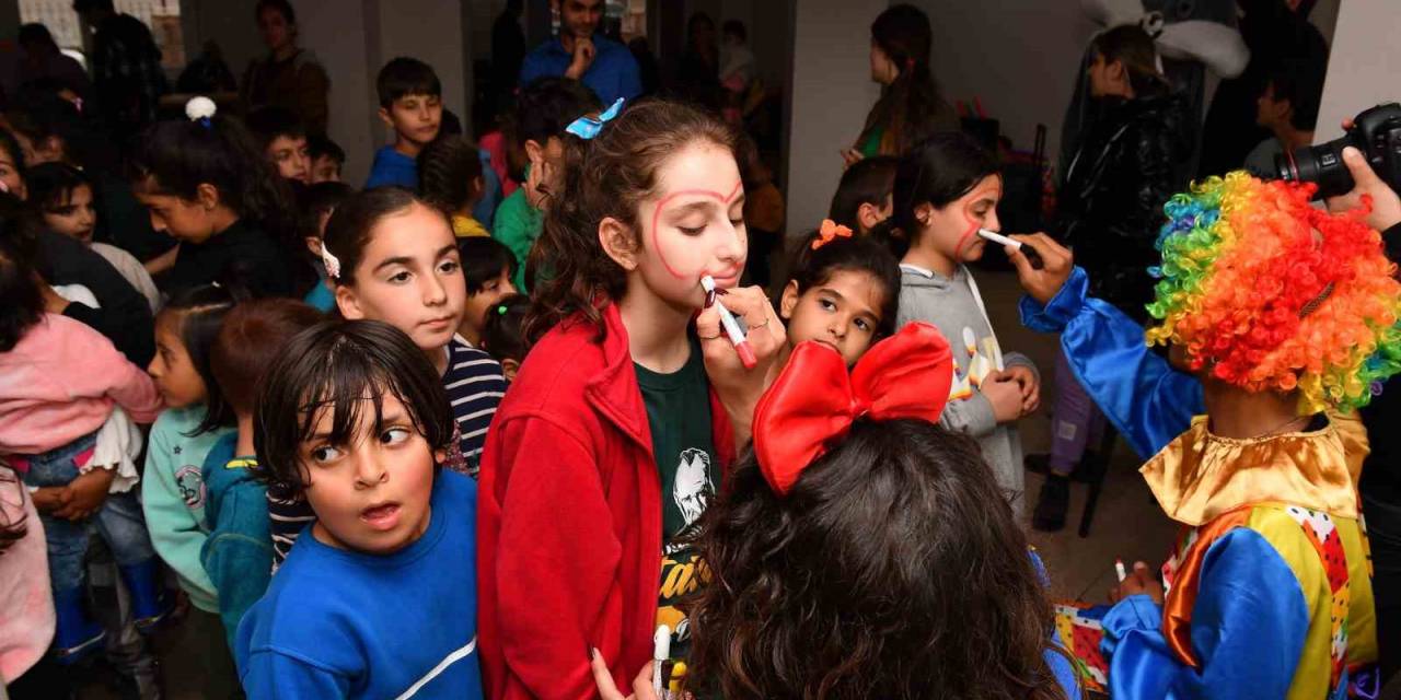 Depremzede Çocuklar Oyunlar Oynayarak Stres Atıyor