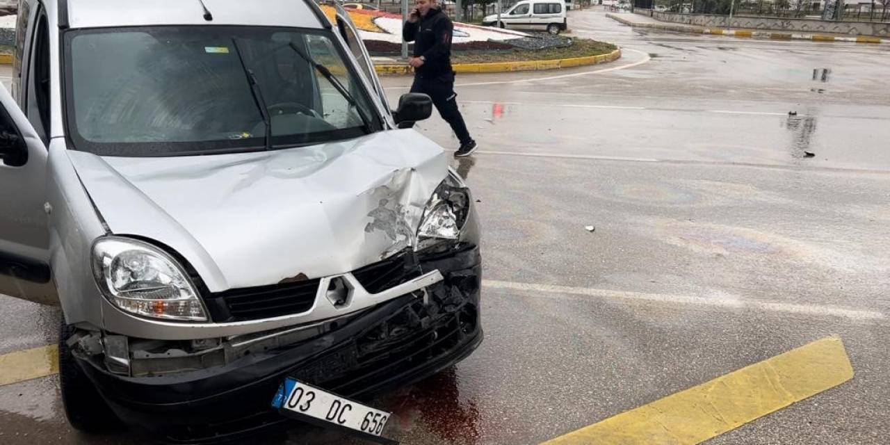İki Aracın Çarpıştığı Kazada 2 Kişi Yaralandı
