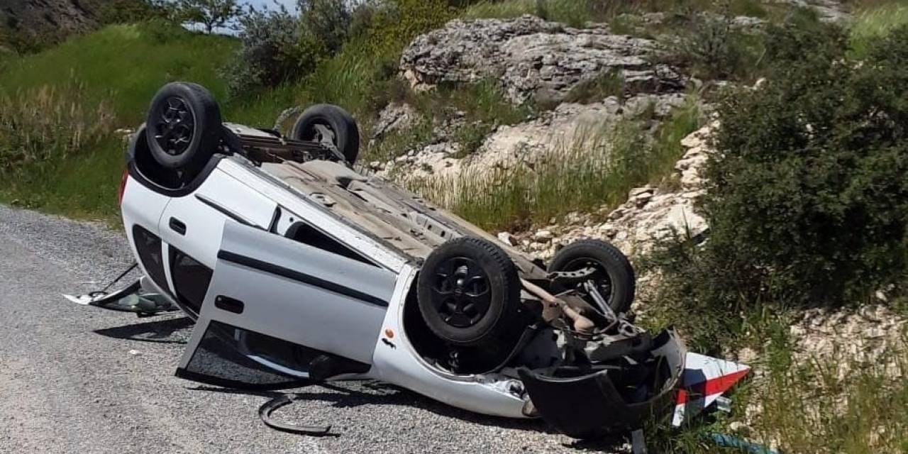 Kayaya Çarpan Otomobil Devrilip Ters Döndü: 1 Yaralı
