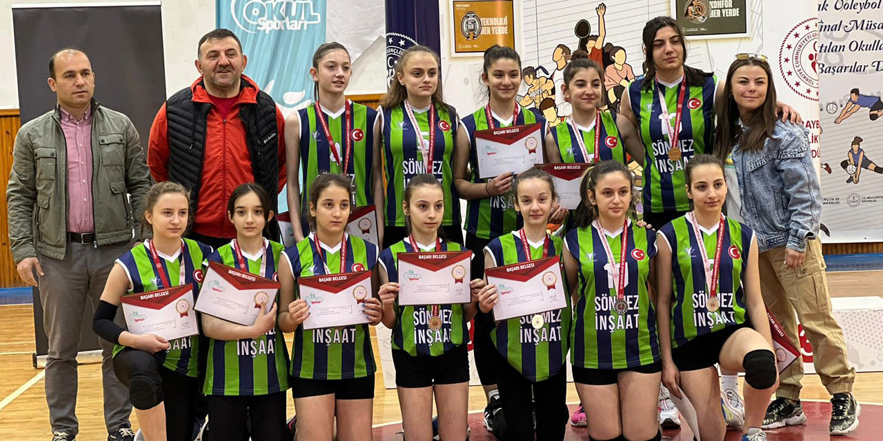 Boğaz Ortaokulu Yıldız Kız Voleybol Takımı, Türkiye Yarı Finallerinde Rize’yi temsil edecek