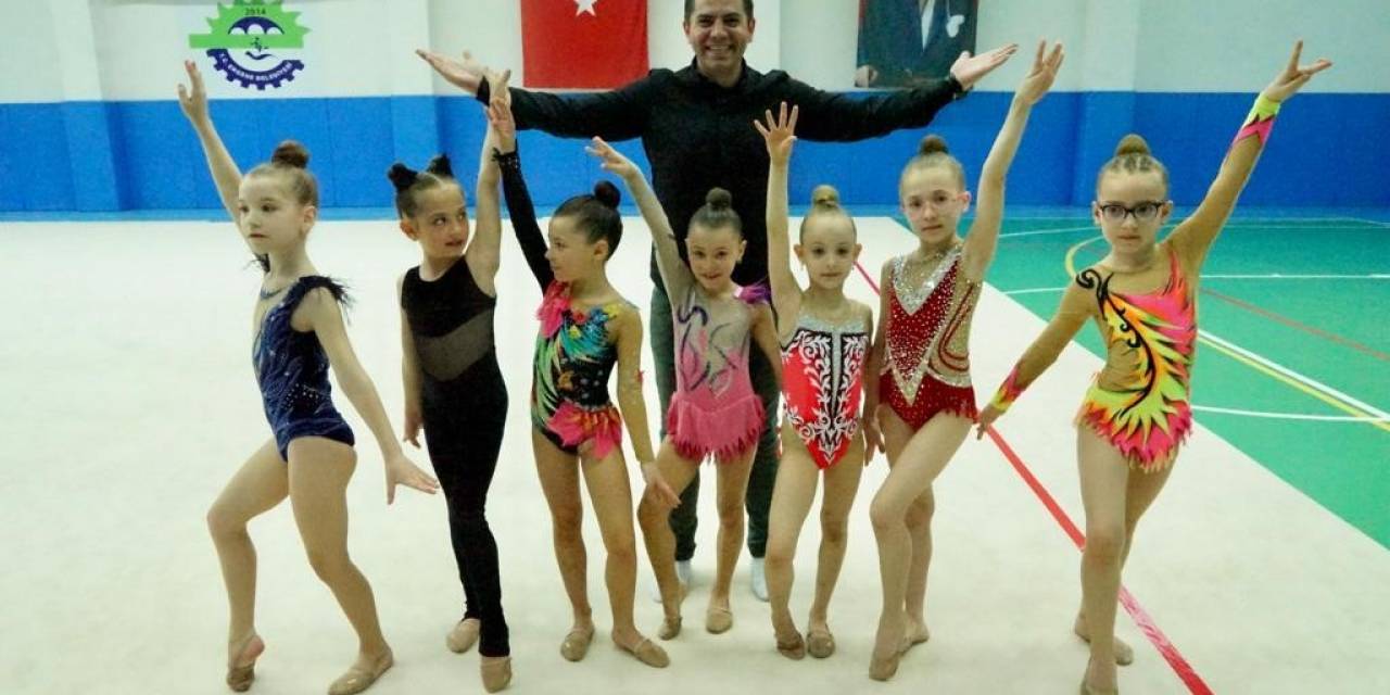 Okullar Arası Ritmik Cimnastik Yarışmaları Renkli Görüntülere Sahne Oldu